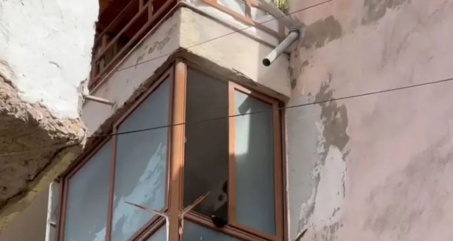 Përfshihet nga zjarri një apartament në Korçë