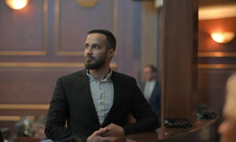 Kërkonte dënim të rëndë për Thaçin, Geci s’tregon se a do ta votojë deklaratën