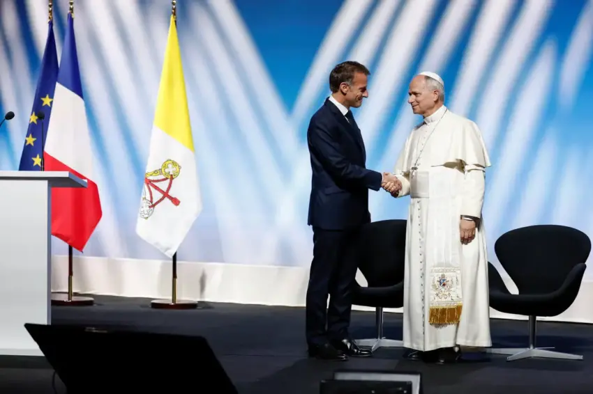 Papa u kërkon palëve lëshime për t’i dhënë fund konfliktit në Ukrainë