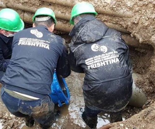 Dëmtohet gypi, mbetet pa ujë rruga “Nënë Tereza” në Fushë-Kosovë